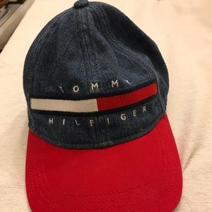 Tommy Hilfiger hat